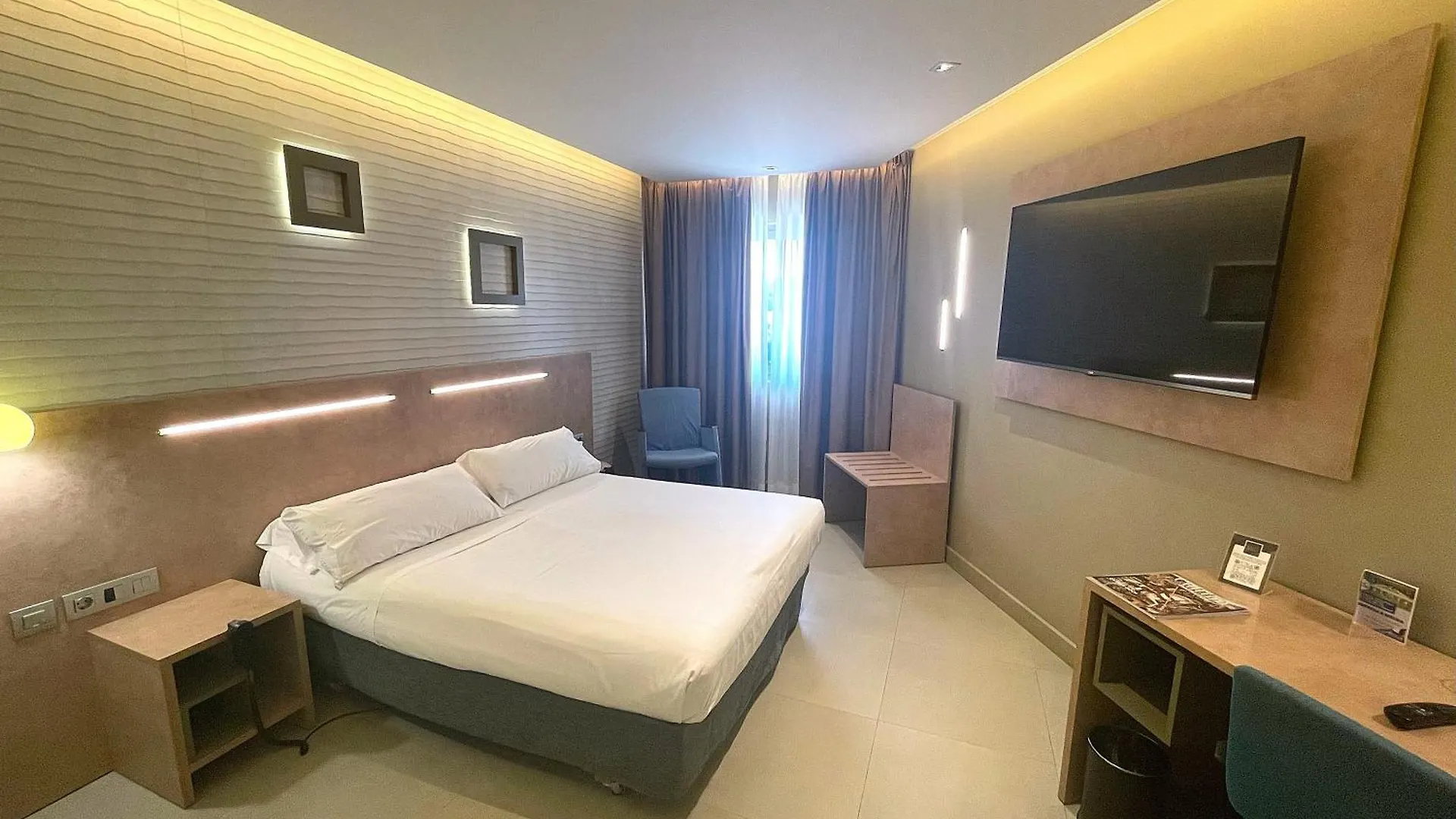 Felix Hotel Valls 4*,